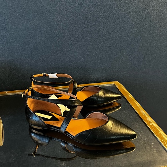NWT LEATHER cross strap flats in black - Picture 8 of 9
